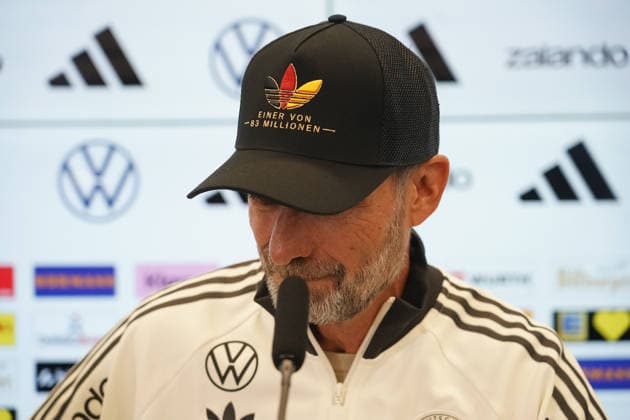National Team Coach Jürgen Klopp arrives at the press conference for the national team’s first roster announcement wearing a cap. One of 83 million. September 17, 2026. First DFB roster announcement by National Team Coach Jürgen Klopp, DFB Campus, Frankfurt
