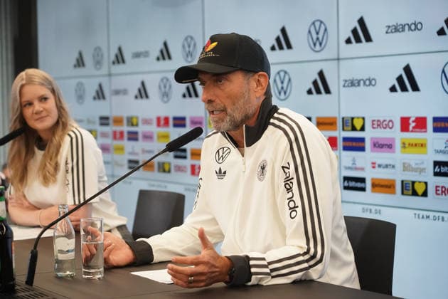 National Team Coach Jürgen Klopp arrives at the press conference for the national team’s first roster announcement wearing a cap. One of 83 million. September 17, 2026. First DFB roster announcement by National Team Coach Jürgen Klopp, DFB Campus, Frankfurt