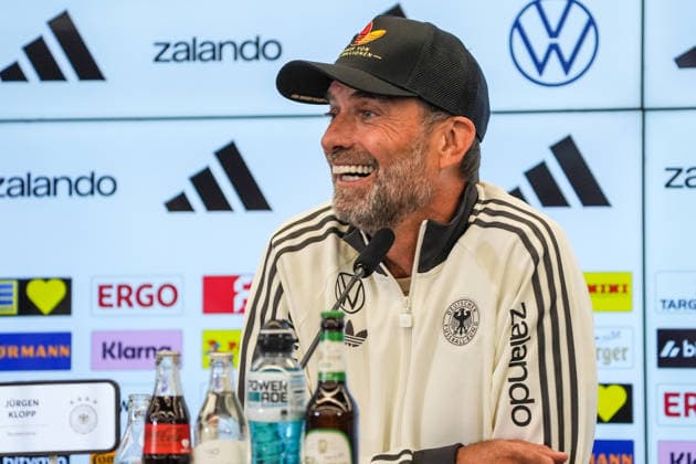 National Team Coach Jürgen Klopp arrives at the press conference for the national team’s first roster announcement wearing a cap. One of 83 million. September 17, 2026. First DFB roster announcement by National Team Coach Jürgen Klopp, DFB Campus, Frankfurt