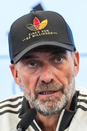 National Team Coach Jürgen Klopp arrives at the press conference for the national team’s first roster announcement wearing a cap. One of 83 million. September 17, 2026. First DFB roster announcement by National Team Coach Jürgen Klopp, DFB Campus Frankfurt