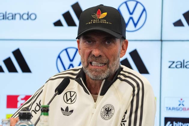 National Team Coach Jürgen Klopp arrives at the press conference for the national team’s first roster announcement wearing a cap. One of 83 million. September 17, 2026. First DFB roster announcement by National Team Coach Jürgen Klopp, DFB Campus Frankfurt