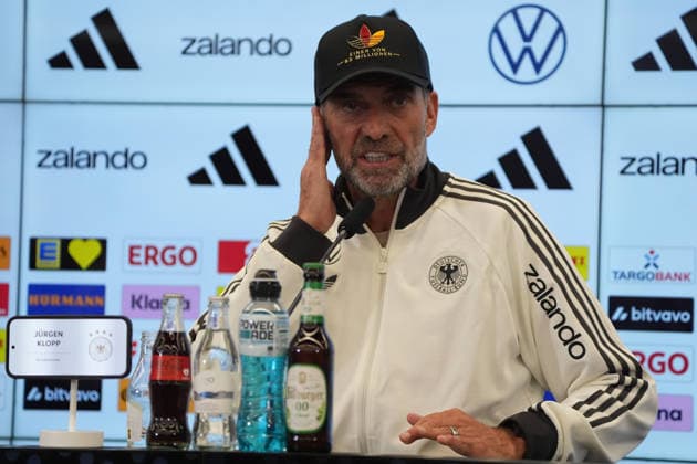 National Team Coach Jürgen Klopp arrives at the press conference for the national team’s first roster announcement wearing a cap. One of 83 million. September 17, 2026. First DFB roster announcement by National Team Coach Jürgen Klopp, DFB Campus Frankfurt