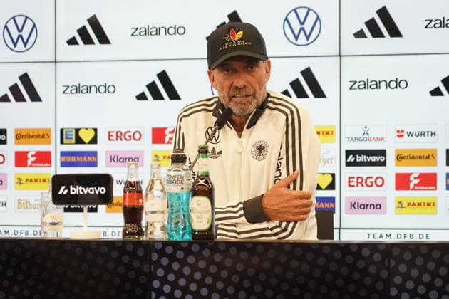 National team coach Jürgen Klopp arrives at the press conference for the national team’s first roster announcement wearing a cap. One of 83 million. September 17, 2026. First DFB roster announcement by national team coach Jürgen Klopp, DFB Campus Frankfurt