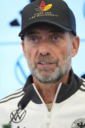 National Team Coach Jürgen Klopp arrives at the press conference announcing the national team s first roster selection wearing a cap. One of 83 million. September 17, 2026. First DFB roster selection by National Team Coach Jürgen Klopp, DFB Campus Frankfurt
