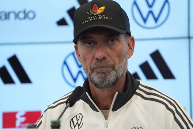 National team coach Jürgen Klopp arrives at the press conference for the national team’s first roster announcement wearing an Adidas cap. One of 83 million. September 17, 2026. First DFB roster announcement by national team coach Jürgen Klopp, DFB Campus Frankfurt