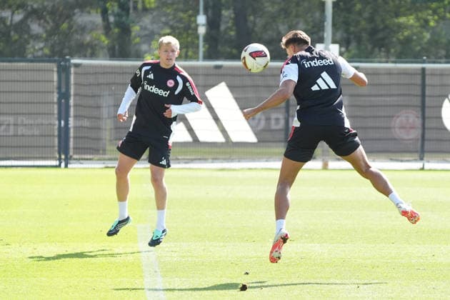 The two Frankfurt national team forwards, Jonathan Burkardt of Eintracht Frankfurt and Younes Ebnoutalib of Eintracht Frankfurt, looking cheerful on September 17, 2026. Bundesliga, 2026–27 season. Eintracht Frankfurt training.