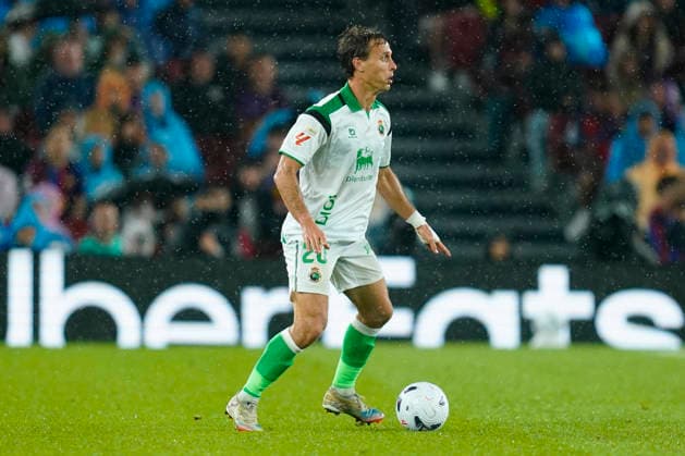 ESP: FC Barcelona, Barca - Racing Club de Santander. La Liga EA Sports. Matchday 6. Sergio Canales of Real Racing Club of Santander during the La Liga EA Sports match between FC Barcelona and Real Racing Club de Santander played at Spotify Camp Nou Stadium on 16 Sept 2026 in Barcelona, Spain. kpng Copyright: xSergioxRuizx xPRESSINPHOTOx PS_2627_BAR_RAC_162