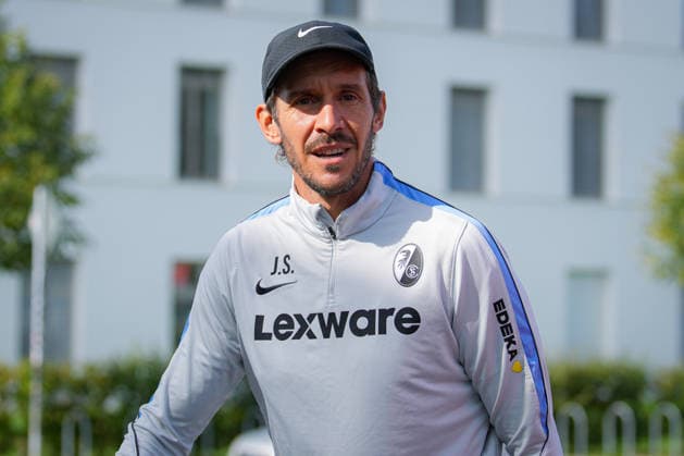 Soccer, Bundesliga, Men s, SC Freiburg Training at Europa Park Stadium, Sports, Europa Park Stadium, Julian Schuster (SC Freiburg), Coach, Freiburg, Europa Park Stadium, Baden-Württemberg, Germany Copyright: xFINLEYxMÖRCHx