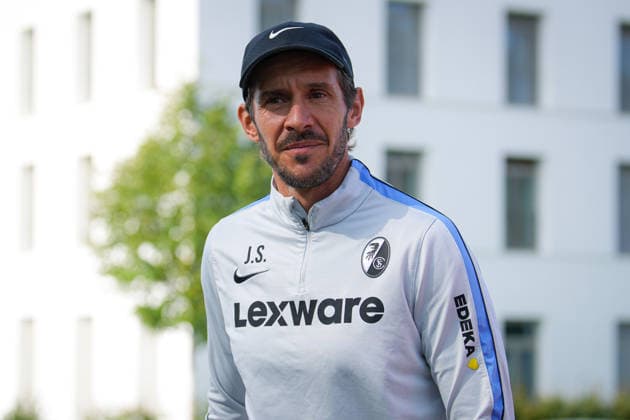Soccer, Bundesliga, Men s, SC Freiburg Training at Europa Park Stadium, Sports, Europa Park Stadium, Julian Schuster (SC Freiburg), Coach, Freiburg, Europa Park Stadium, Baden-Württemberg, Germany Copyright: xFINLEYxMÖRCHx