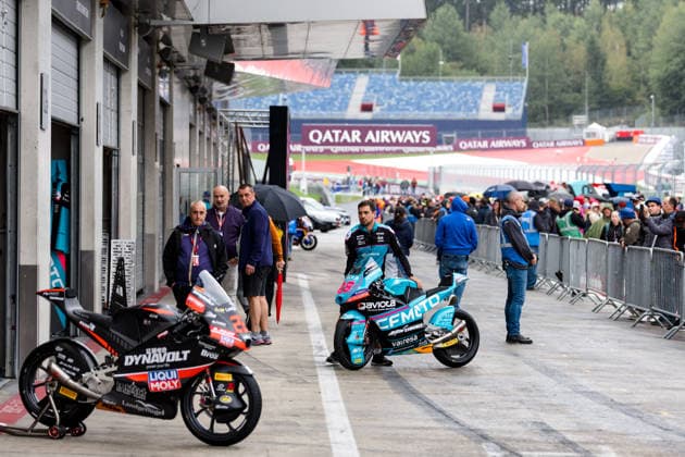 MOTORSPORTS - MotoGP, GP of Austria 2026 SPIELBERG,AUSTRIA,17.SEP.26 - MOTORSPORTS - MotoGP, Grand Prix of Austria, Red Bull Ring, preview, pit lane walk. Image shows a worker.  GEPAxpictures xMaticxKlansek