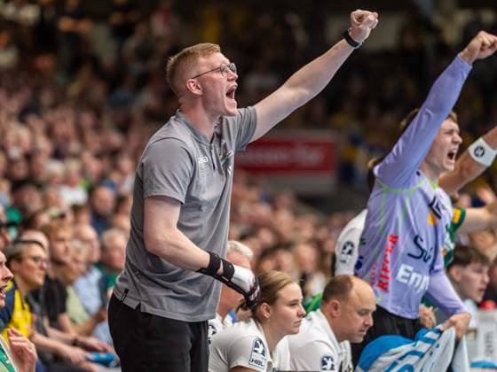 Ymir Oern Gislason of Frisch Auf Goeppingen, 33, cheers loudly from the sidelines, Frisch Auf Goeppingen vs. Rhein Neckar Löwen, Handball, 1st Bundesliga, Men s, 2026–2027 season, September 17, 2026, Frisch Auf Goeppingen vs. Rhein Neckar Löwen, Handball, 1st Bundesliga, Men, 2026–2027 season, September 17, 2026, Goeppingen Copyright: xEibner-Pressefoto MichaelxSchmidx EP_MST