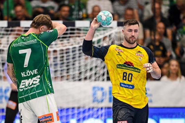Göppingen, Germany, September 17, 2026 Jannik Kohlbacher of Rhein Neckar Löwen in a duel during the Opel Handball Bundesliga match between FRISCH AUF Göppingen and Rhein Neckar Löwen at the EWS Arena on September 17, 2026, in Göppingen, Germany Photo by Harry Langer DeFodi Images Goeppingen, Germany, September 17, 2026 Jannik Kohlbacher of Rhein-Neckar Löwen battles for the ball during the Opel Handball Bundesliga match between FRISCH AUF Goeppingen and Rhein-Neckar Löwen at the EWS Arena on September 17, 2026 in Göppingen, Germany. Photo by Harry Langer, DeFodi Images. Photo by Harry Langer, DeFodi Images.