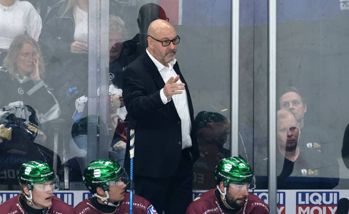 Coach Eric Dubois gives instructions; Upper Body Exercise; Ice Hockey; Penny DEL; German Ice Hockey League; Game 1; 2026–2027 Season; September 17, 2026; EHC Eisbären Berlin (EBB) vs. Straubing Tigers