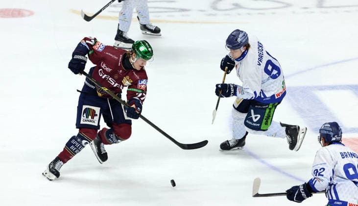 Eric Hördler, Filip Varejcka: One-on-one, Game Scene, Action, Sports, Ice Hockey, Penny DEL (German Ice Hockey League), Game 1, 2026–2027 Season, September 17, 2026, EHC Eisbären Berlin (EBB) vs. Straubing Tigers