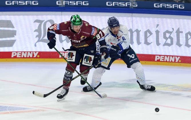 Gabriel Fontaine, Alex Green: A battle for the puck, game action, sports, ice hockey, Penny DEL (German Ice Hockey League), Game 1, 2026–2027 season, September 17, 2026, EHC Eisbären Berlin (EBB) vs. Straubing Tigers