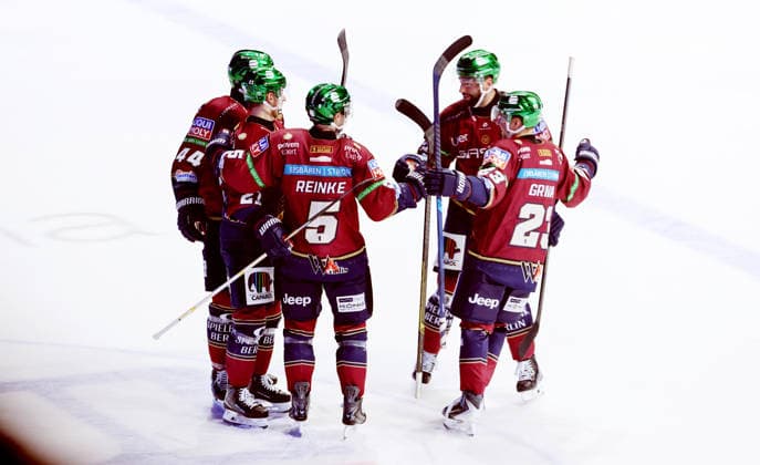 Manuel Wiederer celebrates with his teammates after scoring the 1-0 goal. Joy, Emotion, Celebration, Sports, Ice Hockey, Penny DEL, German Ice Hockey League 1, Game, 2026-2027 Season, September 17, 2026, EHC Eisbären Berlin (EBB) vs. Straubing Tigers