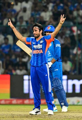 AFG vs IND, 3rd T20I New Delhi, Sep 17 (ANI): India s Ravi Bishnoi celebrates the wicket of Afghanistan s Noor ul Rahman during the 3rd T20I at Arun Jaitley Stadium, in New Delhi on Thursday. NEW DELHI Delhi India Copyright: xANIx ANI_20260917432