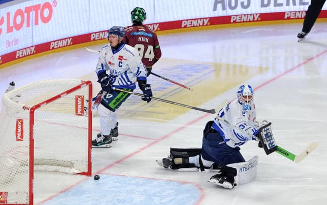 Liam Kirk scores the goal to make it 2–0 past goalie Jakub Skarek, Marcel Brandt, one-on-one, game action, sports, ice hockey, Penny DEL, German Ice Hockey League, Game 1, 2026–2027 season, September 17, 2026, EHC Eisbären Berlin (EBB) vs. Straubing Tigers