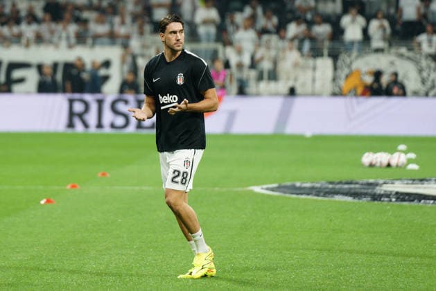 September 17, 2026, Besiktas, Istanbul, Turkey: Dusan Vlahovic (C) of Besiktas reacts before the UEFA Europa League - League Phase, Matchday 1 - football match between Besiktas and Olympique de Marseille at Besiktas Park in Istanbul, Turkey, on September 17, 2026. Besiktas Turkey - ZUMAu194 20260917_zip_u194_001 Copyright: xTolgaxUluturkx