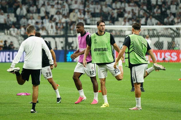 September 17, 2026, Besiktas, Istanbul, Turkey: Dusan Vlahovic (C) of Besiktas warms up before the UEFA Europa League - League Phase, Matchday 1 - football match between Besiktas and Olympique de Marseille at Besiktas Park in Istanbul, Turkey, on September 17, 2026. Besiktas Turkey - ZUMAu194 20260917_zip_u194_003 Copyright: xTolgaxUluturkx