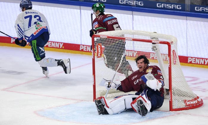 Goaltender Jack LaFontaine loses his helmet Sports Ice Hockey Penny DEL German Ice Hockey League Game 1 of the 2026–2027 season September 17, 2026 EHC Eisbären Berlin (EBB) vs. Straubing Tigers