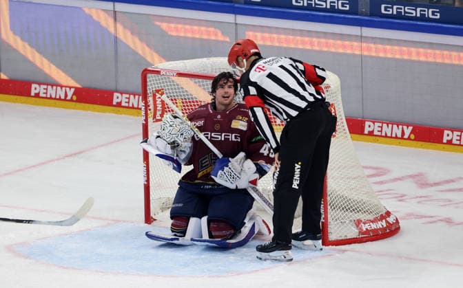 Goalie Jack LaFontaine loses his helmet and talks to the referee. Sports: Ice Hockey. Penny DEL. German Ice Hockey League. Game 1 of the 2026–2027 season. September 17, 2026. EHC Eisbären Berlin (EBB) vs. Straubing Tigers
