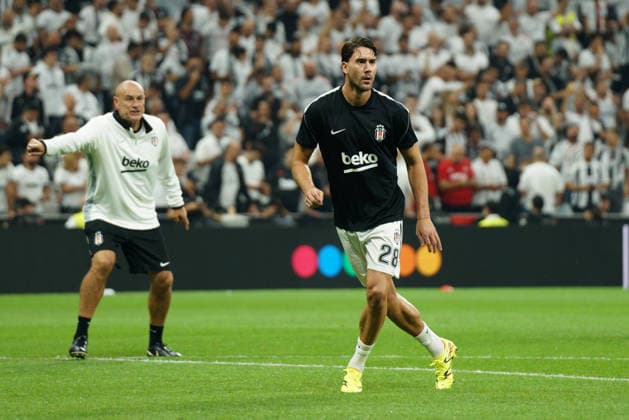 September 17, 2026, Besiktas, Istanbul, Turkey: Dusan Vlahovic (C) of Besiktas warms up before the UEFA Europa League - League Phase, Matchday 1 - football match between Besiktas and Olympique de Marseille at Besiktas Park in Istanbul, Turkey, on September 17, 2026. Besiktas Turkey - ZUMAu194 20260917_zip_u194_006 Copyright: xTolgaxUluturkx