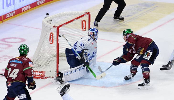 Ty Ronning scores the goal to make it 3–0 against goalie Jakub Skarek; one-on-one, game action, sports, ice hockey, Penny DEL, German Ice Hockey League, Game 1, 2026–2027 season, September 17, 2026, EHC Eisbären Berlin (EBB) vs. Straubing Tigers