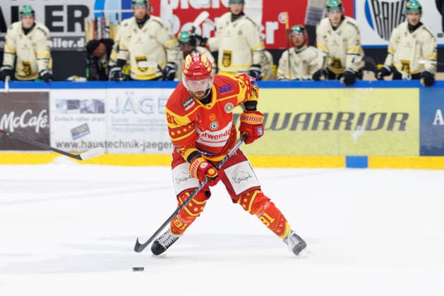 Julian Eichinger 91, ESV Kaufbeuren during the game between ESV Kaufbeuren and Tölzer Löwen, ice hockey, men s, Oberliga Süd, 2026–2027, Matchday 1 on September 17, 2026, in Kaufbeuren, Energie Schwaben Arena, Bavaria, Germany