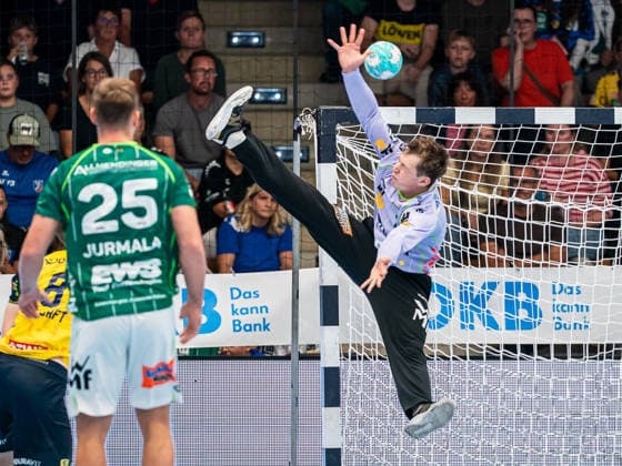 Julian Buchele, Frisch Auf Göppingen, 01, performs an acrobatic move in the air; Frisch Auf Göppingen vs. Rhein Neckar Löwen, handball, 1st Bundesliga, men s, 2026–2027 season, September 17, 2026, Frisch Auf Goeppingen vs. Rhein Neckar Löwen, Handball, 1st Bundesliga, Men’s, 2026–2027 season, September 17, 2026, Goeppingen Copyright: xEibner-Pressefoto MichaelxSchmidx EP_MST