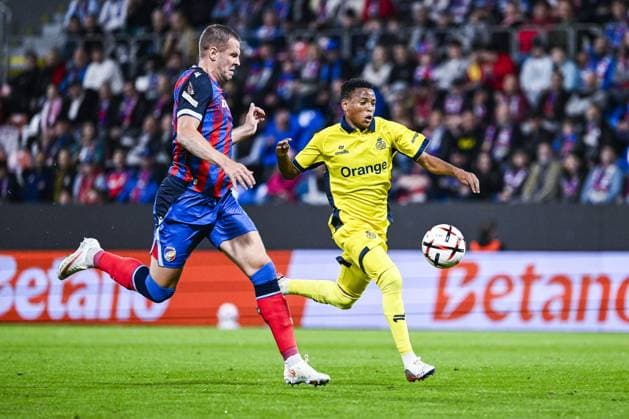 Plzen s Denis Vavro and Union s Relebohile Mofokeng pictured in action during a soccer game between Czech FC Viktoria Plzen and Belgian Royale Union Saint-Gilloise, Thursday 17 September 2026 in Plzen, Czech Republic, on the first day (out of 8) in the league phase of the UEFA Europa League competition. TOM GOYVAERTS TomxGoyvaerts  x186777040x