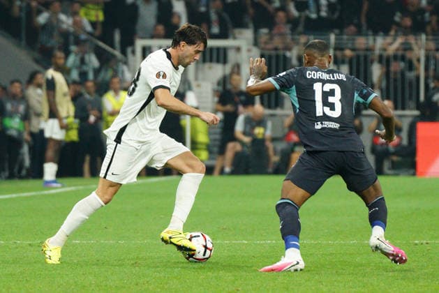 September 17, 2026, Besiktas, Istanbul, Turkey: Dusan Vlahovic (L) of Besiktas in action against Derek Cornelius (R) of Olympique de Marseille during the UEFA Europa League - League Phase, Matchday 1 - football match between Besiktas and Olympique de Marseille at Besiktas Park in Istanbul, Turkey, on September 17, 2026. Besiktas Turkey - ZUMAu194 20260917_zip_u194_021 Copyright: xTolgaxUluturkx
