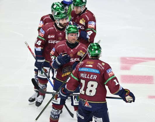 In the foreground: Jonas Müller; behind him: Gabriel Fontaine, Liam Kirk, Adam Smith. Sports: Ice Hockey. Penny DEL (German Ice Hockey League). Game 1 of the 2026–2027 season. September 17, 2026. EHC Eisbären Berlin (EBB) vs. Straubing Tigers