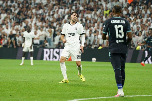September 17, 2026, Besiktas, Istanbul, Turkey: Dusan Vlahovic (C) of Besiktas looks on during the UEFA Europa League - League Phase, Matchday 1 - football match between Besiktas and Olympique de Marseille at Besiktas Park in Istanbul, Turkey, on September 17, 2026. Besiktas Turkey - ZUMAu194 20260917_zip_u194_024 Copyright: xTolgaxUluturkx