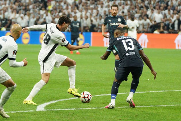 September 17, 2026, Besiktas, Istanbul, Turkey: Dusan Vlahovic (L) of Besiktas in action against Derek Cornelius (R) of Olympique de Marseille during the UEFA Europa League - League Phase, Matchday 1 - football match between Besiktas and Olympique de Marseille at Besiktas Park in Istanbul, Turkey, on September 17, 2026. Besiktas Turkey - ZUMAu194 20260917_zip_u194_029 Copyright: xTolgaxUluturkx