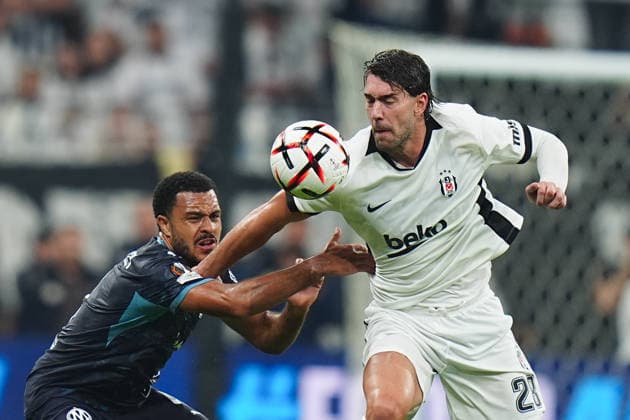 Besiktas v Olympique Marseille - UEFA Europa League ISTANBUL, TURKIYE - SEPTEMBER 17: Dusan Vlahovic (28) of Besiktas in action against Jonathan Egan Riley (L) of Olympique Marseille during the UEFA Europa League Week 1 match between Besiktas and Olympique Marseille at Tupras Stadium in Istanbul, Turkiye, on September 17, 2026. Adem Kutucu Anadolu Istanbul Turkey. Editorial use only. Please get in touch for any other usage.  Copyright: x2026xAnadoluxAdemxKutucux