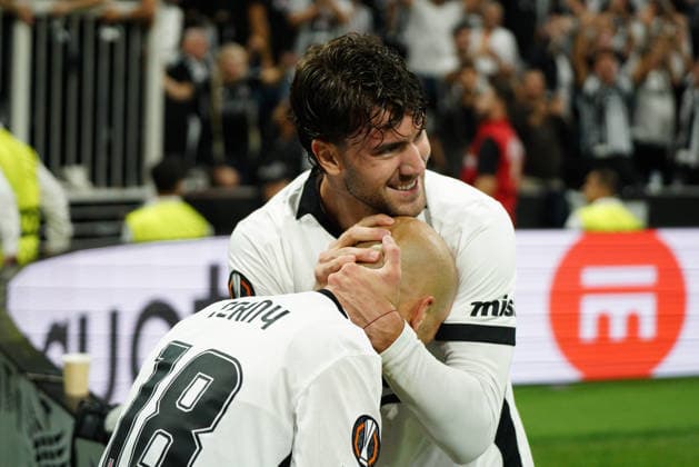 September 17, 2026, Besiktas, Istanbul, Turkey: Dusan Vlahovic (R) of Besiktas celebrates after goal scored by Vaclav Cerny (L) during the UEFA Europa League - League Phase, Matchday 1 - football match between Besiktas and Olympique de Marseille at Besiktas Park in Istanbul, Turkey, on September 17, 2026. Besiktas Turkey - ZUMAu194 20260917_zip_u194_033 Copyright: xTolgaxUluturkx