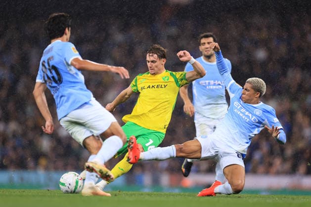 Fußball: Carabao Cup, 3. Runde – Manchester City gegen Norwich City, 17. September 2026 Carabao Cup, 3. Runde – Manchester City gegen Norwich City Rico Lewis von Manchester City blockt einen Schuss von Jacob Wright von Norwich City ab. Foto: Simon Stacpoole Abseits, Manchester, Großbritannien  Copyright: xSimonxStacpoolexOffside