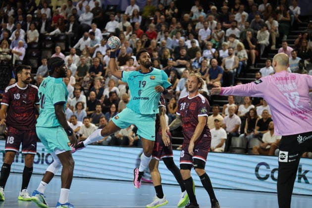 MONTPELLIER BARCELONE Benjamin ELKAIM MAXPPP - montpellier 17 09 2026 Timothey N Guessan, joueur du FC Barcelone (no 19), s eleve pour tirer face a la defense du Montpellier Handball lors du match de Ligue des champions a la Sud de France Arena. Champions League montpellier FRANCE  Copyright: xMAXPPPxBenjaminxELKAIMx ELK202609174393 ELK202609174393