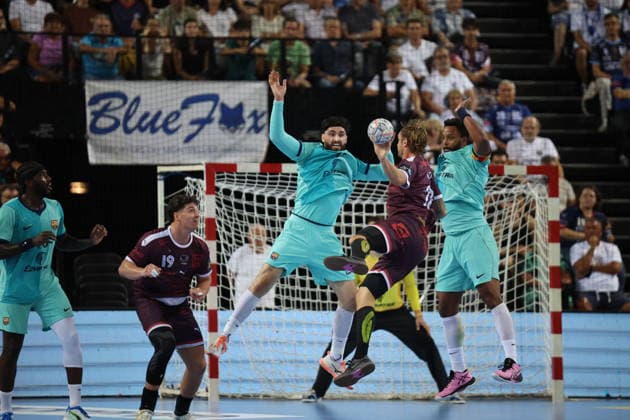 MONTPELLIER BARCELONE Benjamin ELKAIM MAXPPP - montpellier 17 09 2026 Valentin Porte, joueur du Montpellier Handball (no 28), tente un tir entre deux defenseurs du FC Barcelone lors du match de Ligue des champions a la Sud de France Arena. Champions League montpellier FRANCE  Copyright: xMAXPPPxBenjaminxELKAIMx ELK202609174394 ELK202609174394