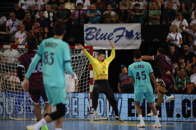MONTPELLIER BARCELONE Benjamin ELKAIM MAXPPP - montpellier 17 09 2026 David Balaguer, ailier droit du Montpellier Handball (no 34), face a Sergey Hernandez (25), gardien du FC Barcelone Champions League montpellier FRANCE  Copyright: xMAXPPPxBenjaminxELKAIMx ELK202609174395 ELK202609174395