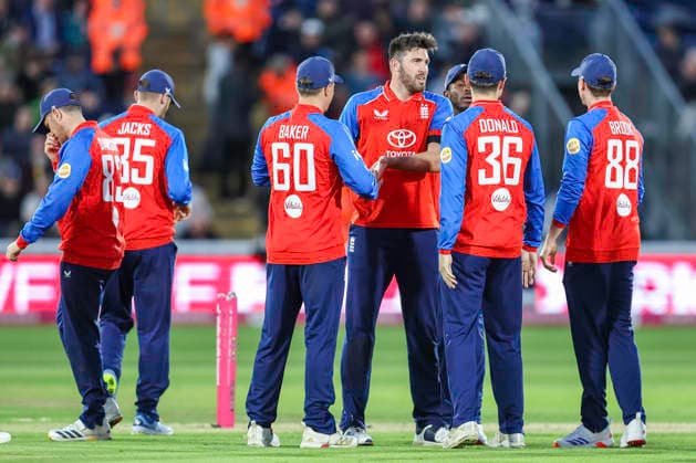 England v Sri Lanka - 2nd Vitality IT20 Jamie Overton of England, wearing number 75, is congratulated for taking a wicket during the second men s international T20 match between England and Sri Lanka at Sophia Gardens in Cardiff, on September 17, 2026. Cardiff South Glamorgan United Kingdom  Copyright: xMIxNewsx originalFilename:fletcher-englandv260917_np4DQ.jpg
