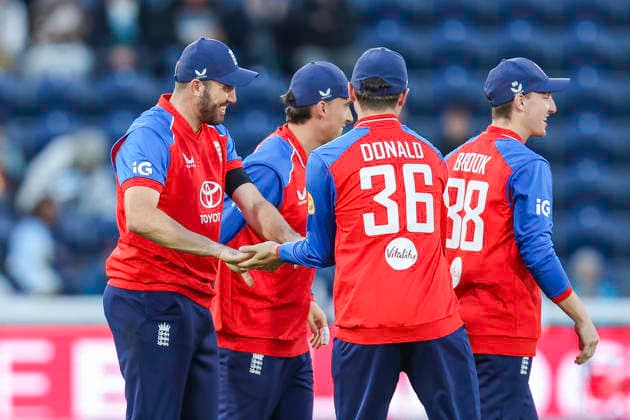 England v Sri Lanka - 2nd Vitality IT20 Jamie Overton of England, wearing number 75, is congratulated for taking the catch that gives Liam Dawson of England, wearing number 83 and not pictured, his first wicket during the Second Men s International T20 Match between England and Sri Lanka at Sophia Gardens in Cardiff, on September 17, 2026. Cardiff South Glamorgan United Kingdom  Copyright: xMIxNewsx originalFilename:fletcher-englandv260917_npbga.jpg