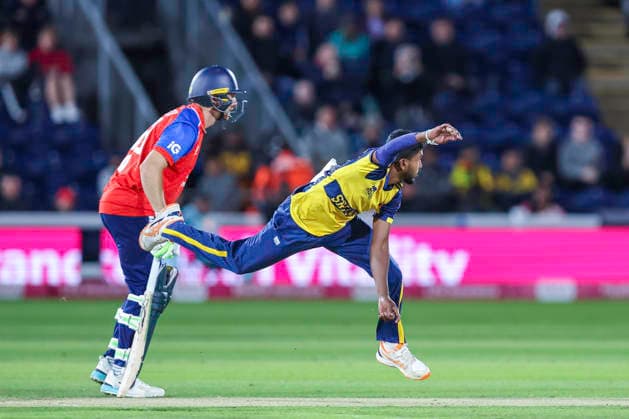 England v Sri Lanka - 2nd Vitality IT20 Dilshan Madushanka of Sri Lanka, wearing number 98, bowls during the Second Men s International T20 match between England and Sri Lanka at Sophia Gardens in Cardiff, on September 17, 2026. Cardiff South Glamorgan United Kingdom  Copyright: xMIxNewsx originalFilename:fletcher-englandv260917_npGan.jpg