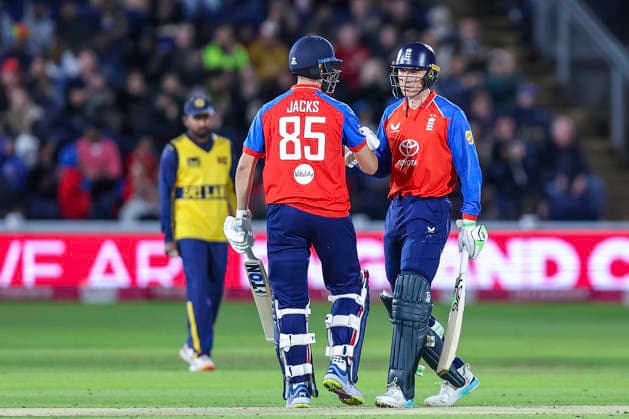England v Sri Lanka - 2nd Vitality IT20 Tom Banton of England (right), wearing number 98, is congratulated by Will Jacks of England, wearing number 85, after scoring a half century during the second men s international T20 match between England and Sri Lanka at Sophia Gardens in Cardiff, on September 17, 2026. Cardiff South Glamorgan United Kingdom  Copyright: xMIxNewsx originalFilename:fletcher-englandv260917_npBYa.jpg
