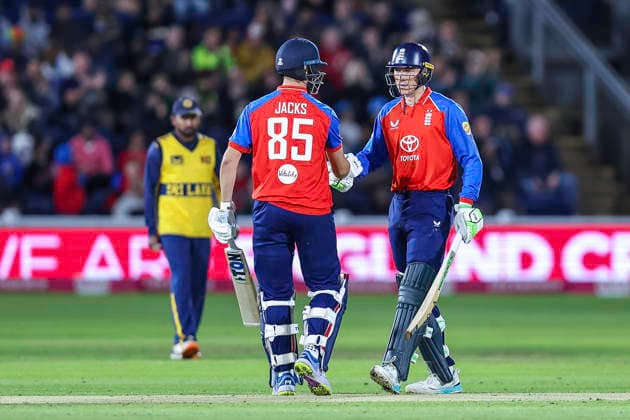 England v Sri Lanka - 2nd Vitality IT20 Tom Banton of England (right), wearing number 98, is congratulated by Will Jacks of England, wearing number 85, after scoring a half century during the second men s international T20 match between England and Sri Lanka at Sophia Gardens in Cardiff, on September 17, 2026. Cardiff South Glamorgan United Kingdom  Copyright: xMIxNewsx originalFilename:fletcher-englandv260917_npCUU.jpg