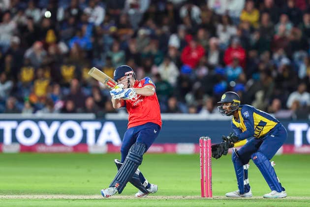 England v Sri Lanka - 2nd Vitality IT20 Kamil Mishara of Sri Lanka, wearing number 42, watches as Harry Brook of England, wearing number 88, adds six runs during the second men s international T20 match between England and Sri Lanka at Sophia Gardens in Cardiff, on September 17, 2026. Cardiff South Glamorgan United Kingdom  Copyright: xMIxNewsx originalFilename:fletcher-englandv260917_npQxU.jpg