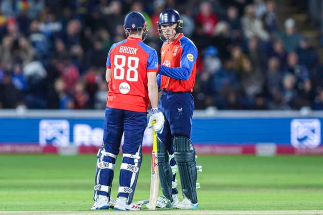 England v Sri Lanka - 2nd Vitality IT20 Harry Brook ( 88) and Tom Banton ( 98) of England stand between overs during the second men s international T20 match between England and Sri Lanka at Sophia Gardens in Cardiff, on September 17, 2026. Cardiff South Glamorgan United Kingdom  Copyright: xMIxNewsx originalFilename:fletcher-englandv260917_npW87.jpg