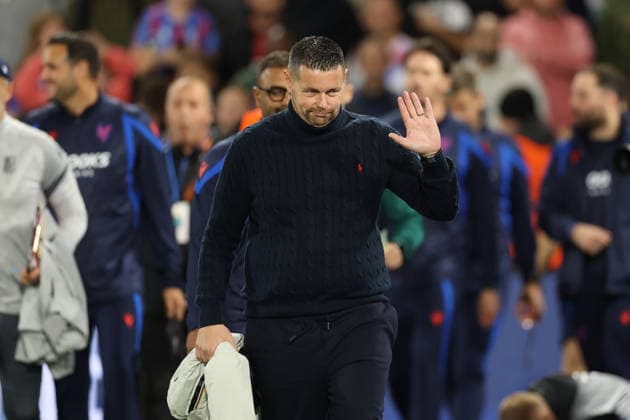 Crystal Palace FC v KKS Lech Poznan - UEFA Europa League 2026 27 League Phase MD1 Crystal Palace manager Pierre Sage salutes supporters before the UEFA Europa League match between Crystal Palace and Lech Poznan at Selhurst Park in London, on September 17, 2026. London Greater London United Kingdom  Copyright: xMIxNewsx originalFilename:fletcher-crystalp260917_npA53