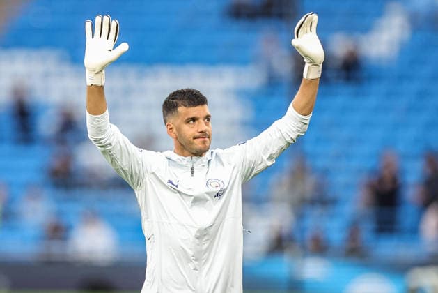 Manchester City v Norwich City - Carabao Cup Third Round Manchester City goalkeeper Geronimo Rulli warms up before the Carabao Cup round 3 match against Norwich City at Etihad Stadium in Manchester, United Kingdom, on September 17, 2026. Manchester Greater Manchester United, ManU Kingdom  Copyright: xNewsxImagesx originalFilename:cosgrove-carabaoc260917_np8rg